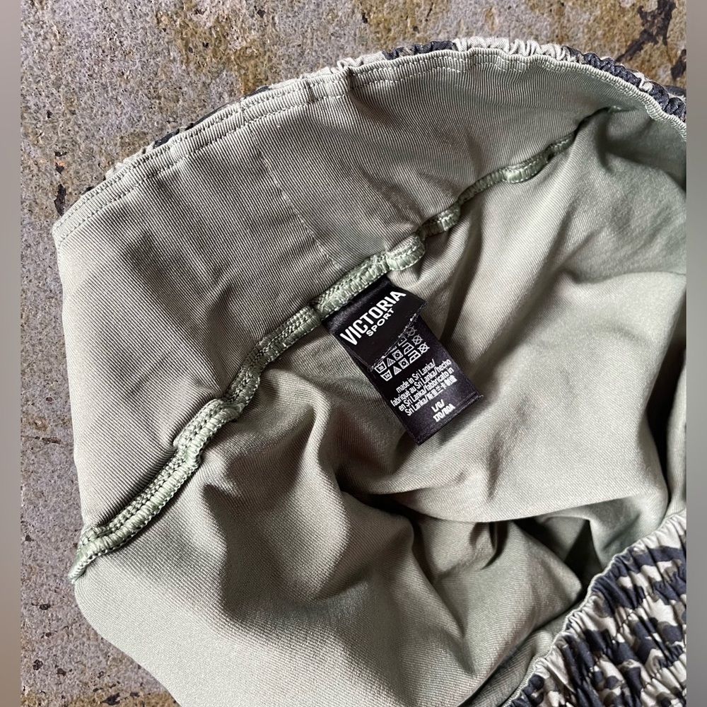 Victoria’s Secret Sport Athletic Shorts in Green/Black Camo Animal Print Size L - Picture 4 of 5